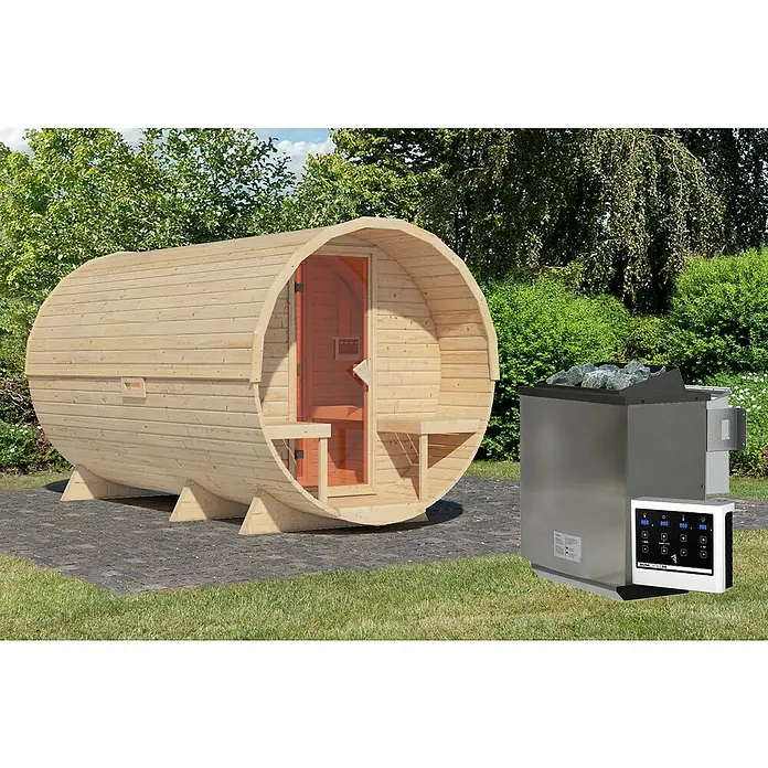 Karibu Fasssauna - L x B x H: 385 x 225 x 229 cm, 9 kW Bio-Saunaofen mit externer Steuerung, Anzahl Liegen: 4 Stk. - Dieses Bild zeigt eine Fasssauna aus Holz und einen Saunaofen mit Steinen im Freien. Die Fasssauna und der Ofen sind das Hauptaugenmerk.