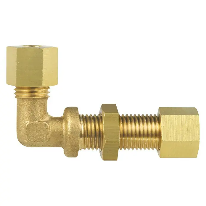 Talamex Schottverschraubung - Eckig, Passend für: 8mm RVS x 8mm RVS, Messing - Messing Fitting: Ein rechtwinkliger Messingverbinder mit Gewinden und Sechskantmuttern, ideal für vielfältige Rohrverbindungen.