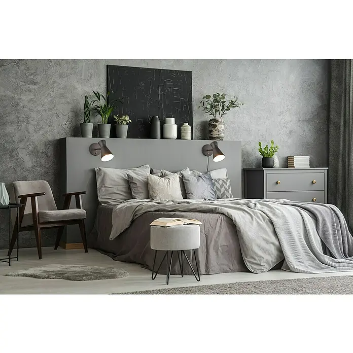 Reality Leuchten Enzo Wandleuchte - 10 W, L x B x H: 29,2 x 11,5 x 16,5 cm, Schwarz, E27 - Schlafzimmer mit zwei Nachttischlampen an einem grauen Kopfteil, das mit Vasen und Grünpflanzen dekoriert ist, schafft eine gemütliche Atmosphäre.