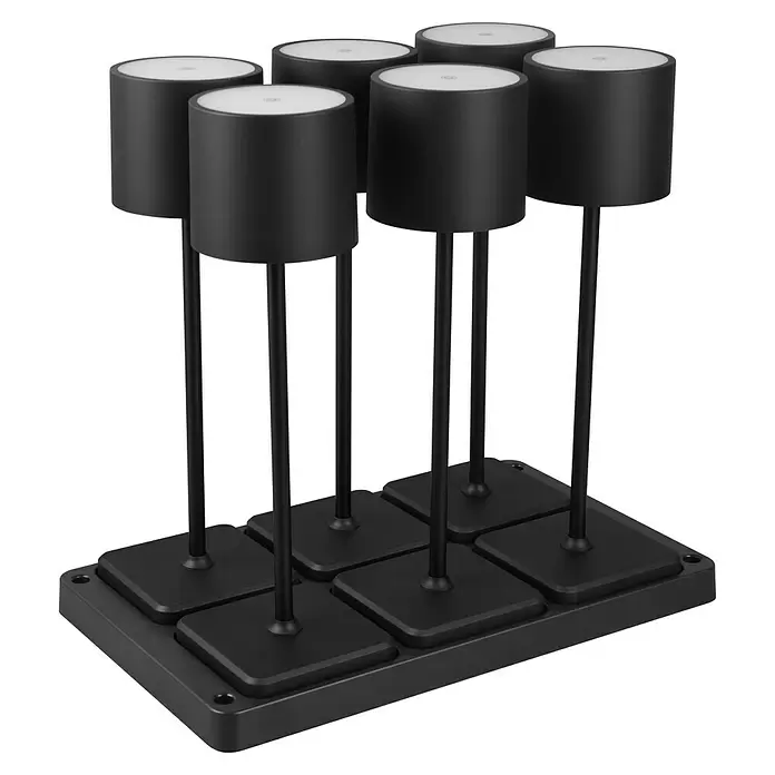 Reality Leuchten Akku-Tischleuchte FERNANDEZ + Ladestation - 6 W, L x B x H: 26 x 42,6 x 40 cm, Schwarz, Mehrfarbig - Sechs schwarze zylindrische Außenleuchten mit weißen Oberseiten auf einzelnen quadratischen Sockeln, montiert auf einer rechteckigen schwarzen Basis.