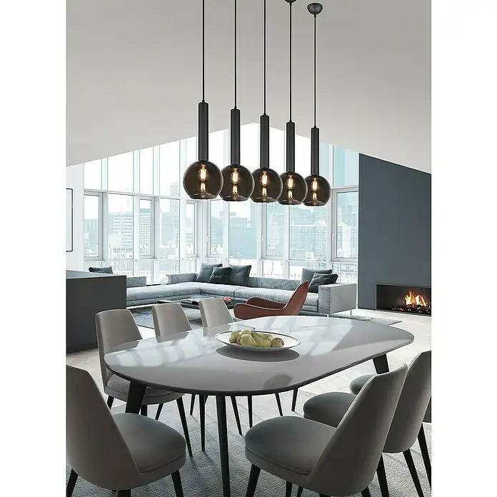 Trio Leuchten Pendelleuchte Clayton - 5 Stk., 140 W, L x B x H: 20 x 115 x 150 cm, Chrom, Schwarz, E27 - Elegante Pendelleuchten mit rauchfarbenen Glaskugeln über einem Esstisch, die das moderne Design des Raumes hervorheben.