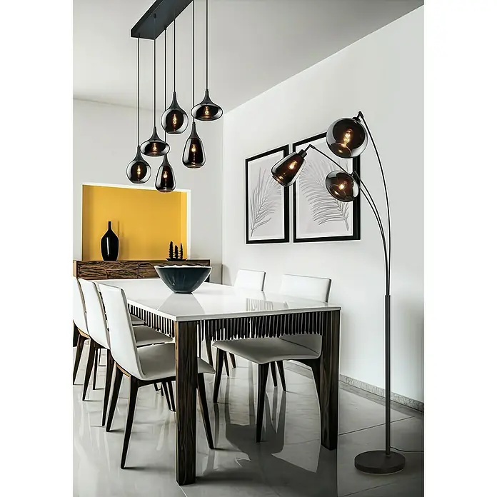 Trio Leuchten Lumina Stehleuchte - 30 W, Höhe: 200 cm, Schwarz, Chrom, E14 - Elegante Esszimmerbeleuchtung mit einer Gruppe von Pendelleuchten und einer modernen Stehlampe mit mehreren Leuchten.