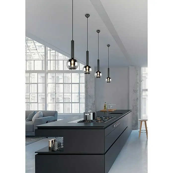 Trio Leuchten Pendelleuchte Clayton - 5 Stk., 140 W, L x B x H: 20 x 115 x 150 cm, Chrom, Schwarz, E27 - Hängelampen mit Kugeldesign über einer modernen Kücheninsel, die eine stilvolle und zeitgemäße Beleuchtungslösung bieten.