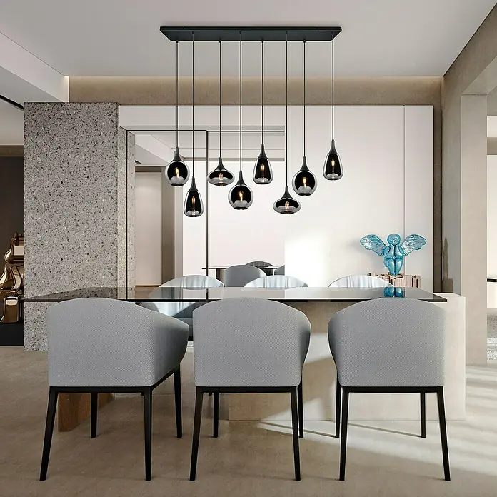 Trio Leuchten Lumina Pendelleuchte8 Stk., 320 W, L x B x H: 34,5 x 121 x 150 cm, Chrom, Schwarz, E14 - Elegante Esszimmerleuchte mit mehreren schwarzen Glaspendeln über einem Esstisch mit grauen Stühlen. Stilvolles Design für modernes Ambiente.