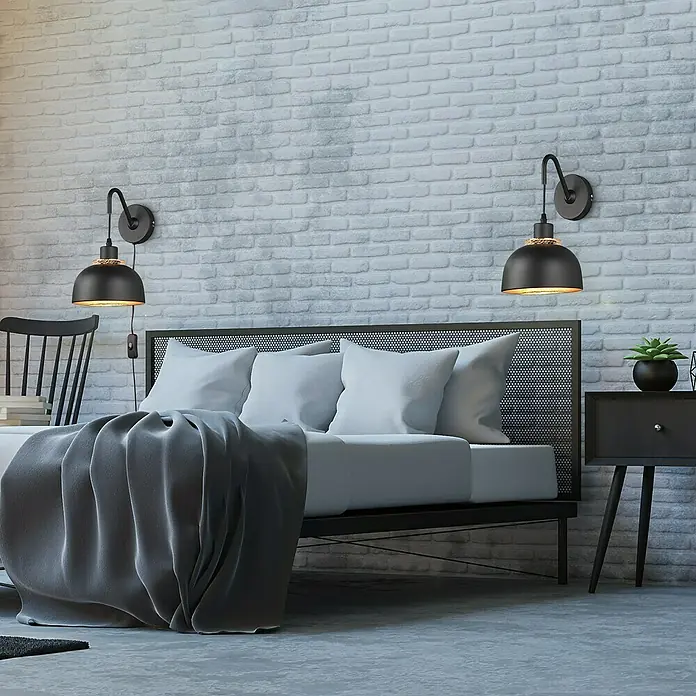 Reality Leuchten Punch Wandleuchte - 40 W, L x B x H: 24 x 18 x 30 cm, Schwarz/Gold, E27 - Wandleuchten über einem Bett mit Metallrahmen und einem Nachttisch mit einer kleinen Pflanze, die eine ruhige und moderne Schlafzimmeratmosphäre ausstrahlen.