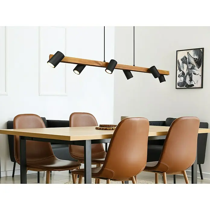 Trio Leuchten Marley Pendelleuchte - 210 W, L x B x H: 20 x 115 x 150 cm, Schwarz/Holz, GU10, Anzahl Leuchtmittel: 6 Stk. - Moderne Pendelleuchte aus Holz mit schwarzen Strahlern über einem Esstisch mit braunen Stühlen und schwarzer Bank.