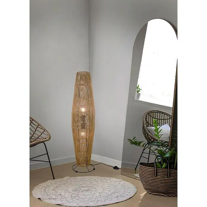 Reality Leuchten Miki Stehleuchte - 80 W, Höhe: 103 cm, Braun, E27 - Eine detailreiche Aufnahme einer Stehlampe aus Naturfaser, die in einem stilvollen Raum mit Spiegel und Rattansesseln steht.