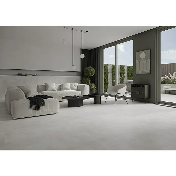 Feinsteinzeugfliese Big Show XXL - 59,8 x 119,8 cm, Weiß, Matt - Ein helles, modernes Wohnzimmer mit großformatigen Bodenfliesen, die eine elegante und minimalistische Atmosphäre schaffen.