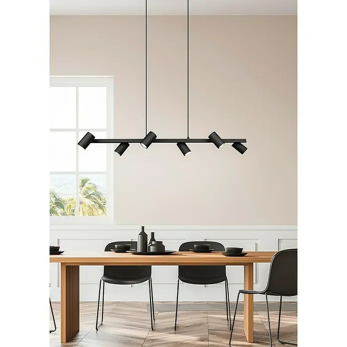Trio Leuchten Marley Pendelleuchte - 210 W, L x B x H: 18 x 115 x 150 cm, Schwarz, GU10, Anzahl Leuchtmittel: 6 Stk. - Ein modernes Esszimmer mit einem Holztisch und schwarzen Stühlen unter einer schwarzen Hängelampe mit mehreren Strahlern.