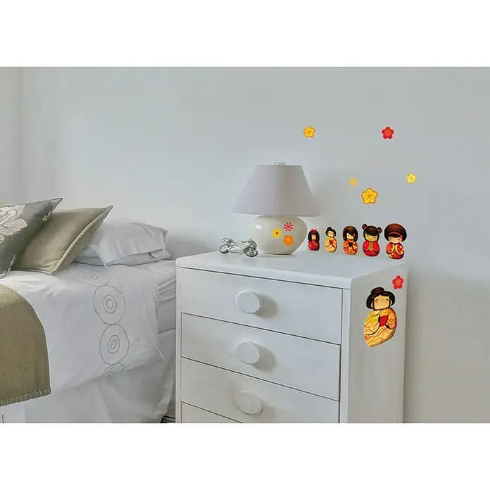 Vinilo de pared - 11 x 10,5 cm, Plástico, Kokeshi japonés - Primer plano de adhesivos de muñecas Kokeshi, que añaden un toque divertido a la habitación de un niño. Perfecto para personalizar paredes y muebles.