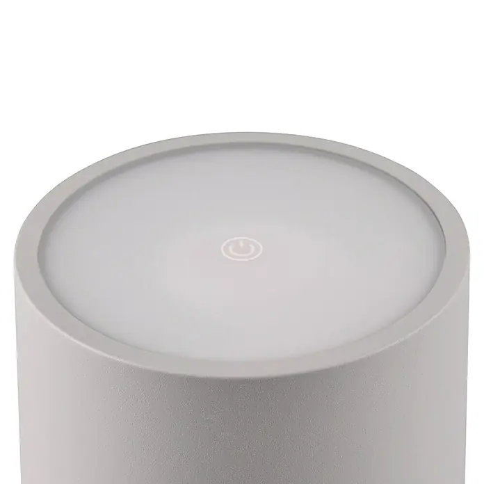 Reality Leuchten Akku-Tischleuchte FERNANDEZ - 1 W, L x B x H: 12,5 x 12,5 x 38 cm, Grau, Mehrfarbig - Nahaufnahme einer grauen Tischleuchte mit einem leuchtenden Ein-/Ausschalter auf der Oberseite.
