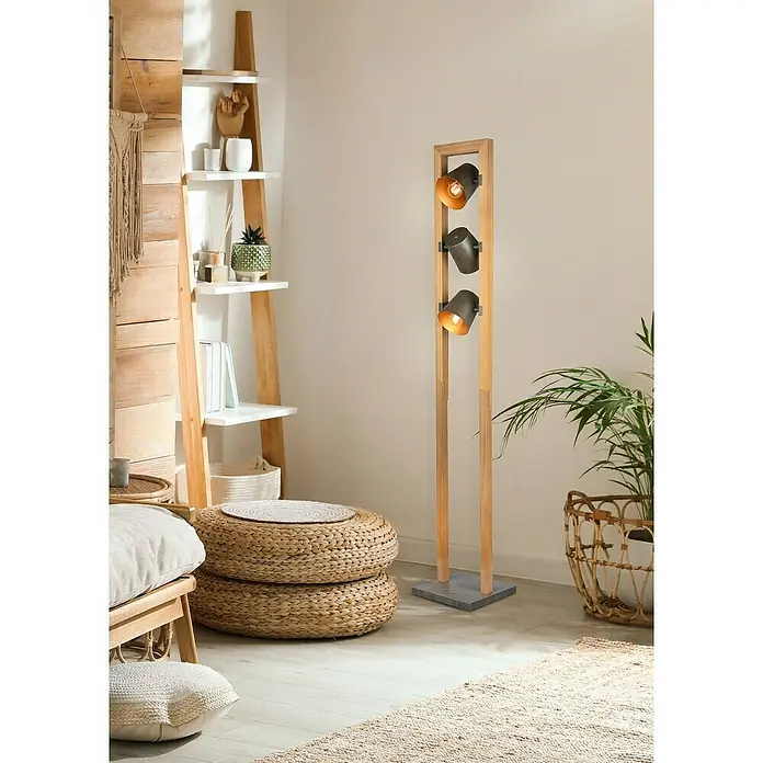 Trio Leuchten Bell Stehleuchte - 75 W, Höhe: 150 cm, Nickel-antik/Holz, E14 - Einrichtungsszene mit einer Stehlampe mit drei Strahlern in einem hellen, natürlich eingerichteten Raum. Die Lampe setzt einen Akzent im Raum.