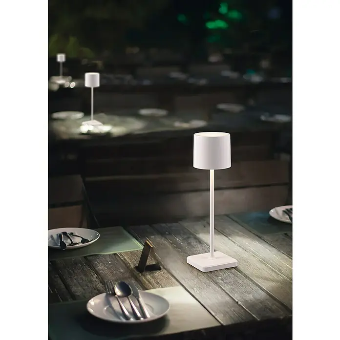 Reality Leuchten Akku-Tischleuchte FERNANDEZ1 W, L x B x H: 12,5 x 12,5 x 38 cm, Weiß, Mehrfarbig - Elegante kabellose Tischleuchte auf einem gedeckten Tisch. Perfekt für stimmungsvolle Beleuchtung im Restaurant.