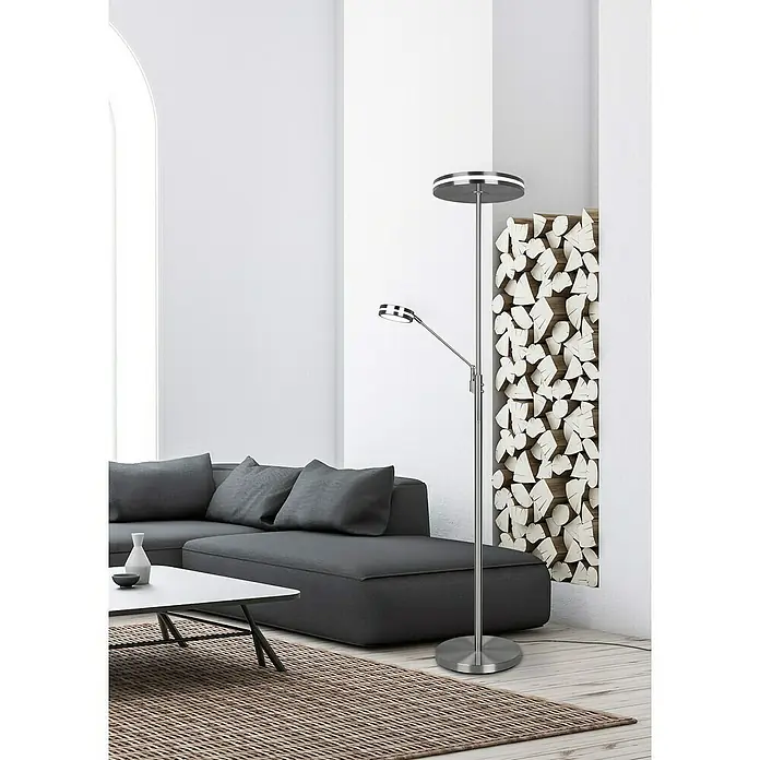 Trio Leuchten Franklin LED-Stehleuchte - 35 W, Höhe: 181 cm, Nickel, Mehrfarbig - Elegante Stehlampe mit zwei Leuchten und Ablagefläche neben einer Couchgarnitur, die modernes Design und Funktionalität vereint.