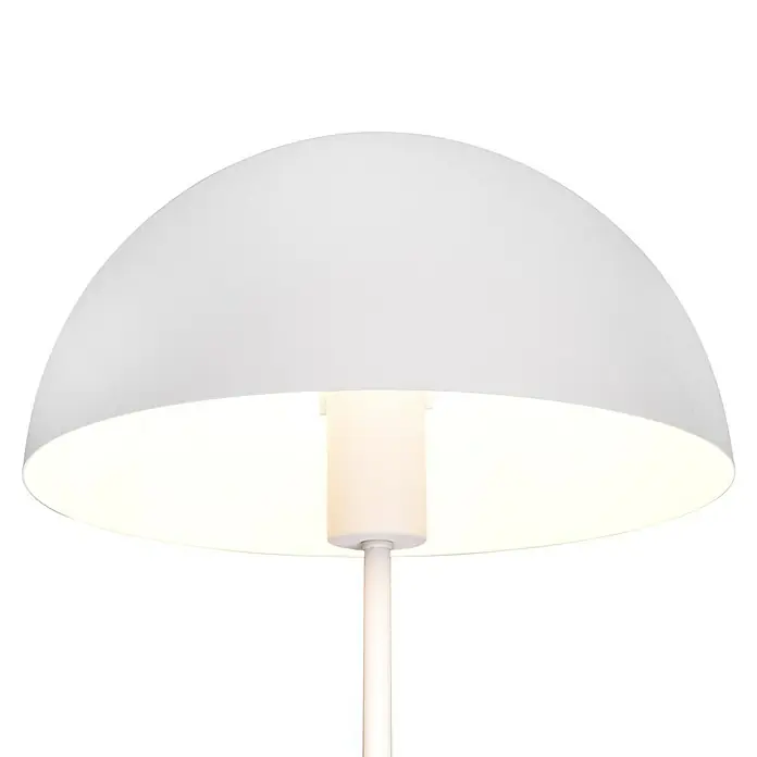 Trio Leuchten Tischleuchte rund Nola - 40 W, Ø x H: 30 x 45 cm, Weiß matt, E27 - Nahaufnahme einer modernen, weißen Stehlampe mit halbkugelförmigem Schirm, die ein warmes Licht ausstrahlt.