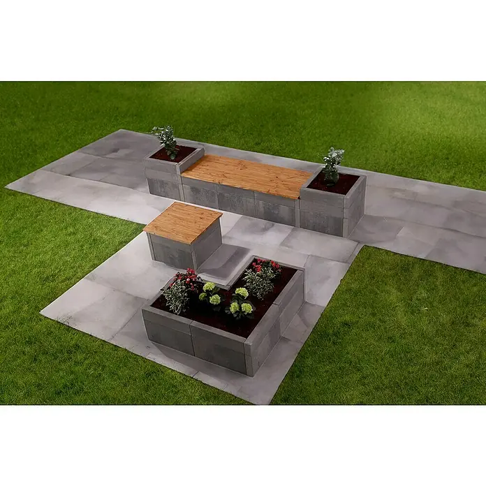 EHL Creaform Sitzbank - 190 x 67 x 45 cm, Steingrau, Beton - Moderne Gartengestaltung mit Sitzbank, Hocker und Pflanzkästen aus Beton und Holz, eingebettet in grüne Rasenflächen.