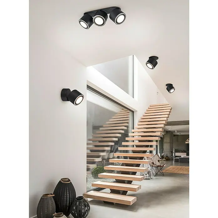 Trio Leuchten LED-Deckenstrahler Taurus - 15 W, Schwarz, Warmweiß, 3 Stk. - Elegante, schwarze Deckenleuchten und Wandstrahler beleuchten ein modernes Treppenhaus. Die minimalistische Beleuchtung akzentuiert das schlichte Design.