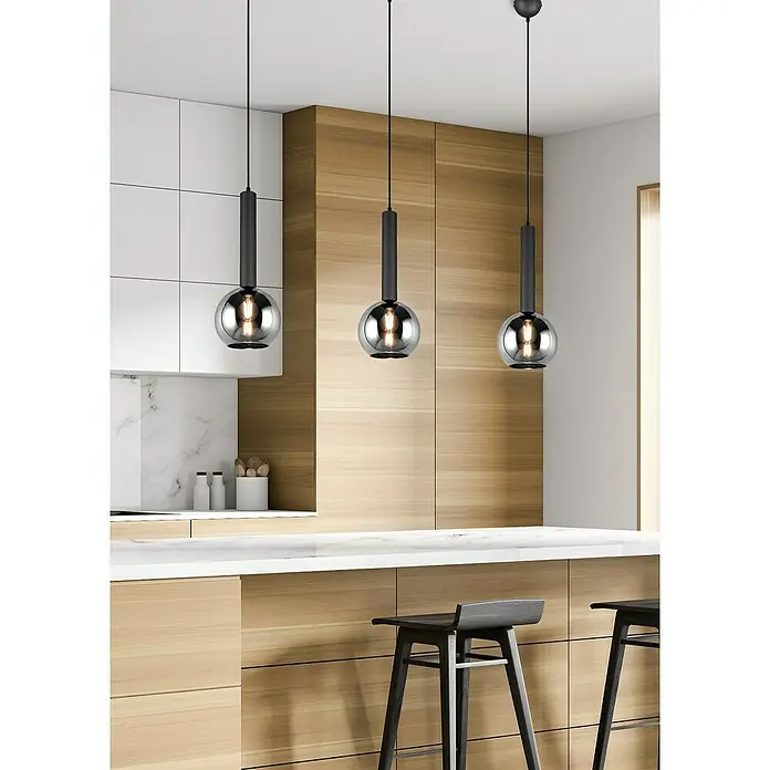 Trio Leuchten Pendelleuchte Clayton - 1 Stk., 28 W, Chrom, Schwarz, E27 - Elegante Pendelleuchten mit grauen Kugelschirmen hängen über einer Küchentheke. Das moderne Design ergänzt die Holzküchenfronten perfekt.