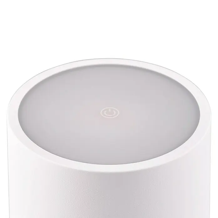 Reality Leuchten Akku-Tischleuchte FERNANDEZ - 1 W, L x B x H: 12,5 x 12,5 x 38 cm, Weiß, Mehrfarbig - Nahaufnahme einer zylinderförmigen, weißen LED-Tischleuchte mit runder, diffuser Lichtfläche und einem Power-Symbol in der Mitte.