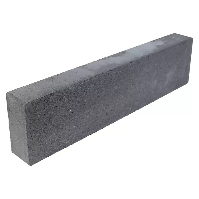 EHL Creaform Sitzbank - 190 x 67 x 45 cm, Lavaschwarz, Beton - Dunkelgrauer rechteckiger Betonrandstein.