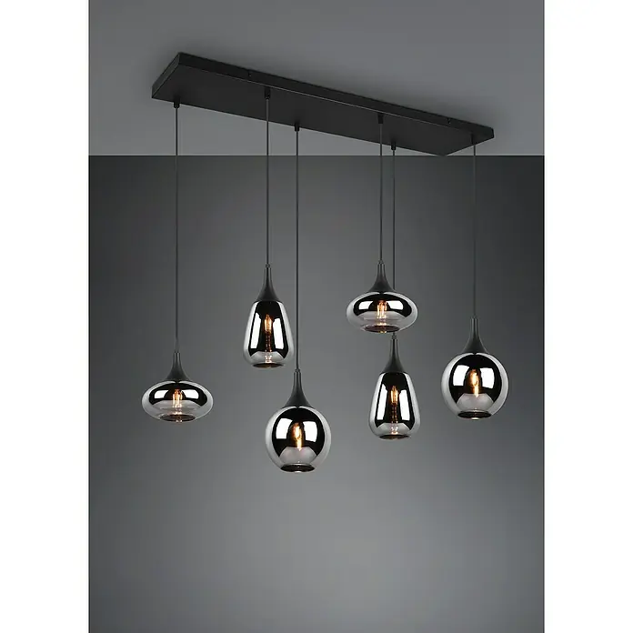 Trio Leuchten Lumina Pendelleuchte - 6 Stk., 240 W, L x B x H: 34,5 x 93,8 x 150 cm, Chrom, Schwarz, E14 - Sechs moderne, hängende Pendelleuchten mit reflektierenden, tropfenförmigen Lampenschirmen und schwarzer Aufhängung, die eine elegante Beleuchtung bieten.