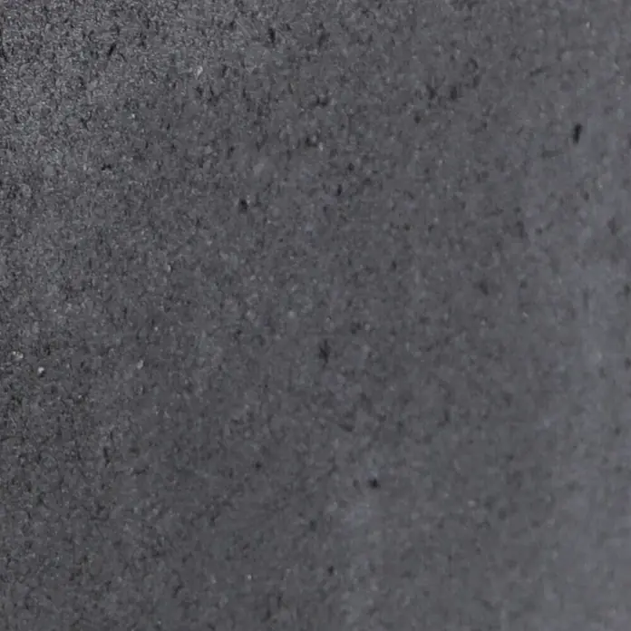 EHL Creaform Verblendstein - 30,1 x 60,3 x 6,7 cm, Lavaschwarz, Beton - Nahaufnahme einer strukturierten, anthrazitfarbenen Betonoberfläche, die eine moderne und industrielle Ästhetik zeigt.