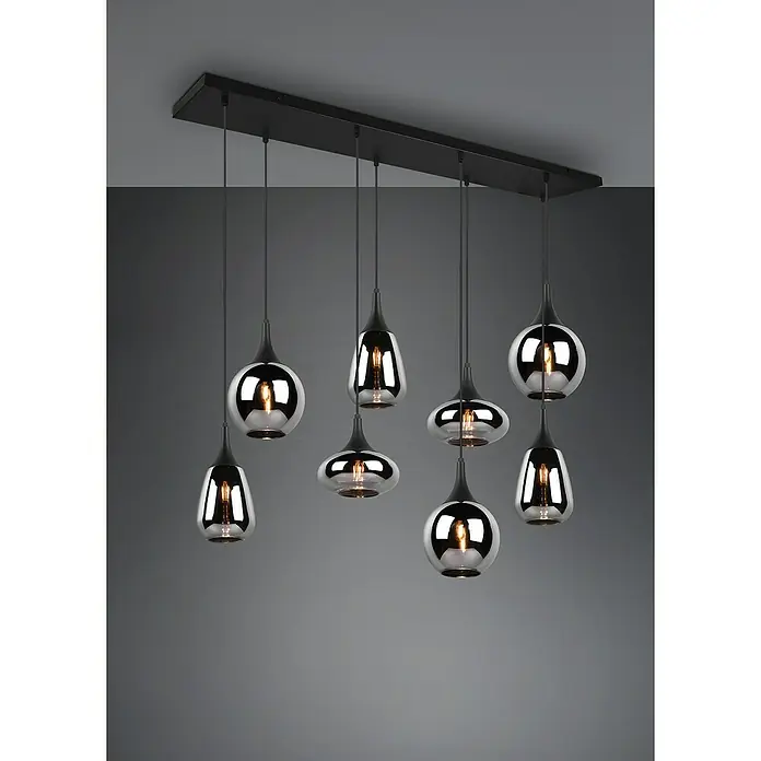 Trio Leuchten Lumina Pendelleuchte - 8 Stk., 320 W, L x B x H: 34,5 x 121 x 150 cm, Chrom, Schwarz, E14 - Eine moderne Pendelleuchte mit mehreren rauchfarbenen Glasschirmen in verschiedenen Formen, die an einer schwarzen, rechteckigen Deckenplatte hängen.