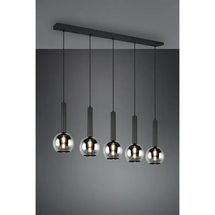 Trio Leuchten Pendelleuchte Clayton - 5 Stk., 140 W, L x B x H: 20 x 115 x 150 cm, Chrom, Schwarz, E27 - Fünf moderne Hängeleuchten mit runden Glasschirmen und schwarzen Details, die ein elegantes Ambiente schaffen. Perfekt für Esszimmer oder Wohnbereich.