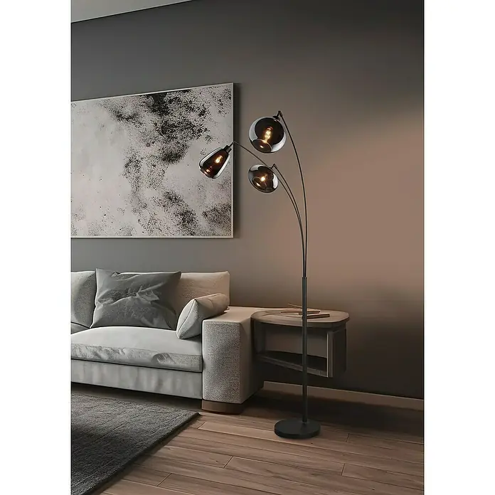 Trio Leuchten Lumina Stehleuchte - 30 W, Höhe: 200 cm, Schwarz, Chrom, E14 - Stehlampe mit drei Leuchten mit grauen Kugelschirme in einem modernem Wohnzimmer als Deko.