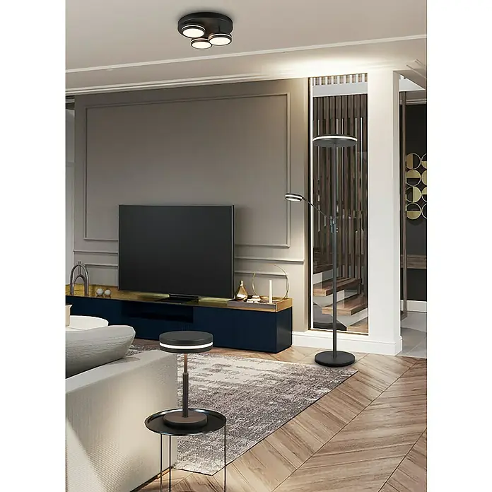 Trio Leuchten Franklin LED-Stehleuchte - 35 W, Höhe: 181 cm, Anthrazit, Mehrfarbig - Ein modernes Wohnzimmer mit einem stilvollen Deckenlicht und einer eleganten Stehlampe, die das Ambiente perfekt ergänzen.