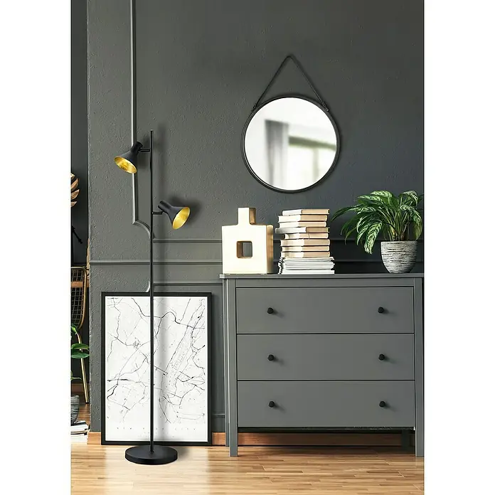 Reality Leuchten Nina Stehleuchte - 56 W, Höhe: 144 cm, Schwarz, Gold, E14 - Eine elegante Stehlampe mit zwei verstellbaren, schwarzen Lampenschirmen mit goldener Innenseite steht neben einer grauen Kommode.