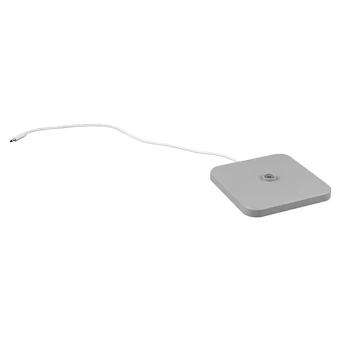Reality Leuchten Akku-Tischleuchte FERNANDEZ - 1 W, L x B x H: 12,5 x 12,5 x 38 cm, Grau, Mehrfarbig - Weißes Kabel mit Stecker, das zu einem grauen, quadratischen Gerät mit zentralem Anschluss führt.