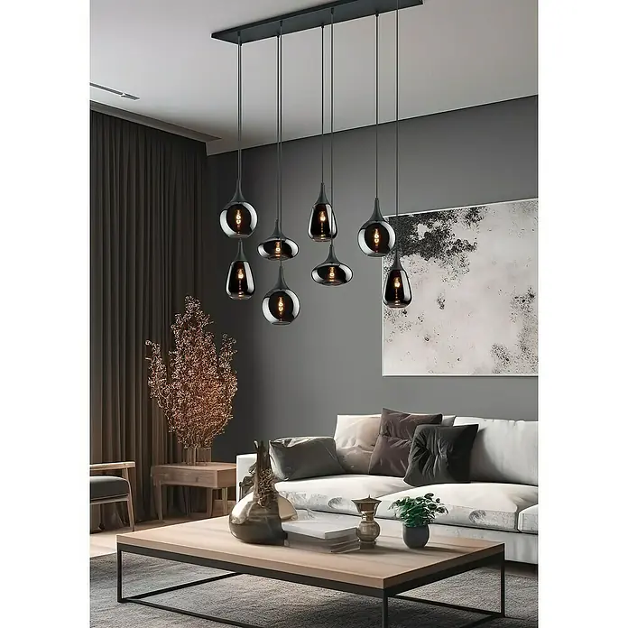 Trio Leuchten Lumina Pendelleuchte - 8 Stk., 320 W, L x B x H: 34,5 x 121 x 150 cm, Chrom, Schwarz, E14 - Moderne Pendelleuchte mit mehreren Glaslampenschirmen in einem stilvollen Wohnzimmer, die eine elegante Beleuchtungslösung bietet.