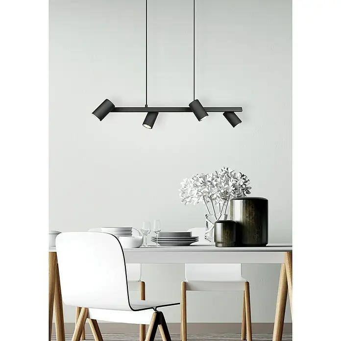 Trio Leuchten Marley Pendelleuchte - 140 W, L x B x H: 18 x 80 x 150 cm, Schwarz, GU10, Anzahl Leuchtmittel: 4 Stk. - Schwarze Deckenleuchte mit vier Strahlern über einem Esstisch. Das moderne Design passt perfekt in ein stilvolles Esszimmer.