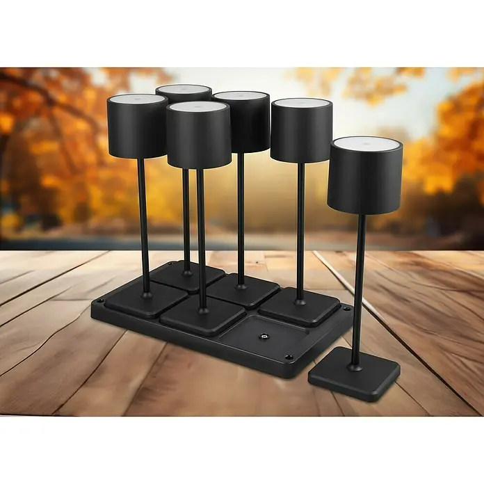Reality Leuchten Akku-Tischleuchte FERNANDEZ + Ladestation - 6 W, L x B x H: 26 x 42,6 x 40 cm, Schwarz, Mehrfarbig - Das Bild zeigt eine Gruppe von sechs schwarzen kabellosen wiederaufladbaren LED-Tischleuchten, die sich perfekt für Partys eignen.