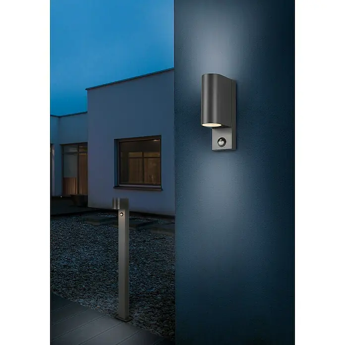 Trio Leuchten Außenwegeleuchte - 35 W, Farbe Gehäuse: Anthrazit, Ohne Leuchtmittel, Höhe: 100 cm, Mit Bewegungsmelder - Moderne Außenwandleuchte mit Bewegungsmelder und stehende Gartenleuchte beleuchten einen stilvollen Außenbereich bei Dämmerung.