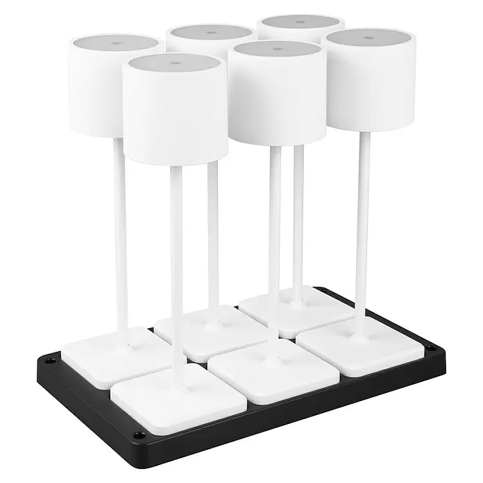 Reality Leuchten Akku-Tischleuchte FERNANDEZ + Ladestation - 6 W, L x B x H: 26 x 42,6 x 40 cm, Weiß, Mehrfarbig - Sechs weiße zylindrische LED-Leuchten mit quadratischen Sockeln auf schwarzer rechteckiger Basis.