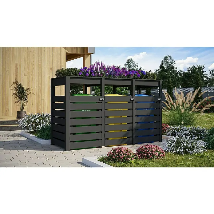 Karibu Mülltonnenverkleidung 3er - Holz, Terragrau - Stilvolle Mülltonnenbox aus Holz für drei Tonnen mit Bepflanzung auf dem Dach, integriert in eine grüne Gartenlandschaft.