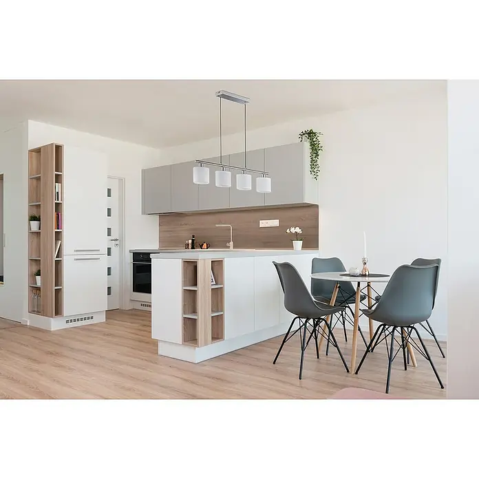 Reality Leuchten Tommy Pendelleuchte - 112 W, L x B x H: 12 x 75 x 150 cm, Weiß, Nickel, E14 - Moderne Küche mit Esstisch und vier Stühlen. Die Hängeleuchte über der Kücheninsel sorgt für stilvolle Beleuchtung.