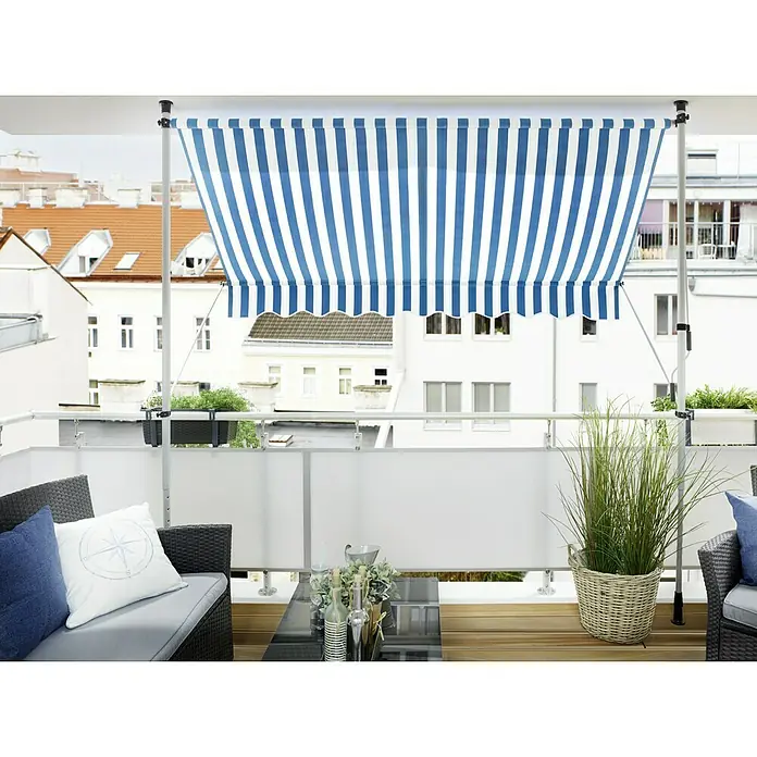 Sunfun KlemmmarkiseBlau/Weiß, Breite: 2,5 m, Ausfall: 1,3 m - Balkonansicht mit einer blau-weiß gestreiften Markise, die Schatten spendet und das Ambiente des Außenbereichs aufwertet.