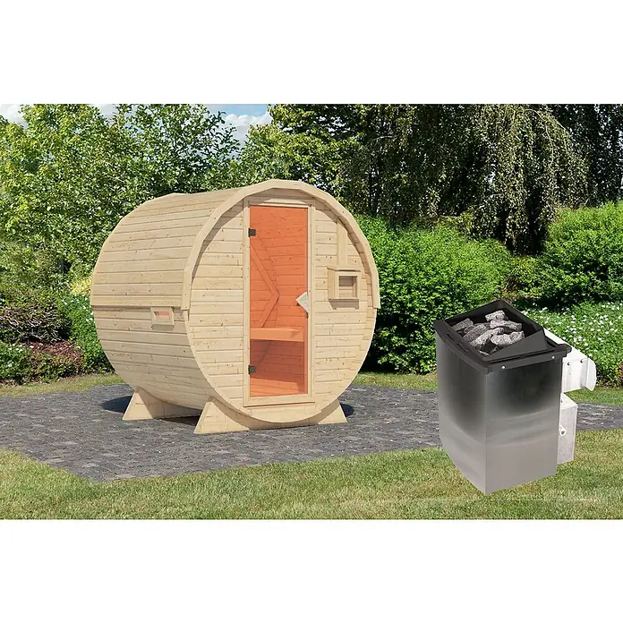 Karibu Fasssauna - L x B x H: 175 x 225 x 229 cm, 9 kW Saunaofen mit integrierter Steuerung, Anzahl Liegen: 2 Stk. - Fasssauna mit Ofen im Außenbereich. Die Sauna ist aus hellem Holz und hat eine Glastür. Der Ofen ist schwarz und silber.