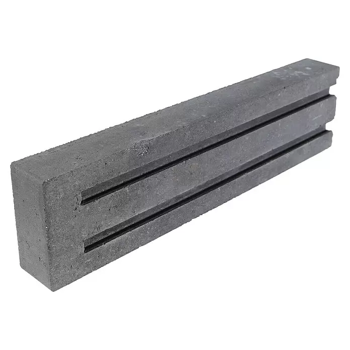 EHL Creaform Verblendstein - 15 x 60,3 x 6,7 cm, Lavaschwarz, Beton - Dunkelgrauer Beton-Gartenrandstein mit drei horizontalen Rillen.
