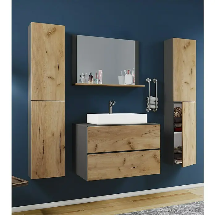 VCM Lendas Badmöbel-Set127 cm, Anthrazit/Honig-Eiche - Modernes Badezimmer-Set mit Waschbeckenunterschrank, Spiegelschrank und zwei Hochschränken in Holzoptik vor dunkelblauem Hintergrund.