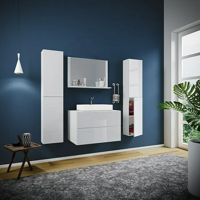 VCM Lendas Badmöbel-Set - 147 cm, Weiß - Elegantes Badezimmer-Ensemble mit einem glänzenden, weißen Waschtischunterschrank, Spiegelschrank und Hochschränken vor einer tiefblauen Wand.