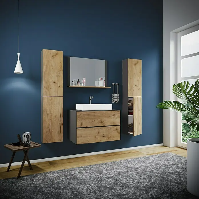 VCM Lendas Badmöbel-Set - 147 cm, Anthrazit/Honig-Eiche - Badezimmereinrichtung mit Waschtisch, Spiegel und Hochschränken in Holzoptik vor einer blauen Wand. Moderne Badgestaltung mit Pflanze.