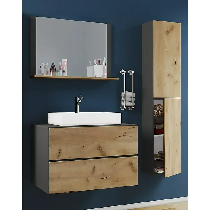 VCM Lendas Badmöbel-Set - 114 cm, Anthrazit/Honig-Eiche - Badezimmerwaschtisch mit Holzschubladen, rechteckigem Waschbecken, Spiegel und Handtuchständer an einer blauen Wand.