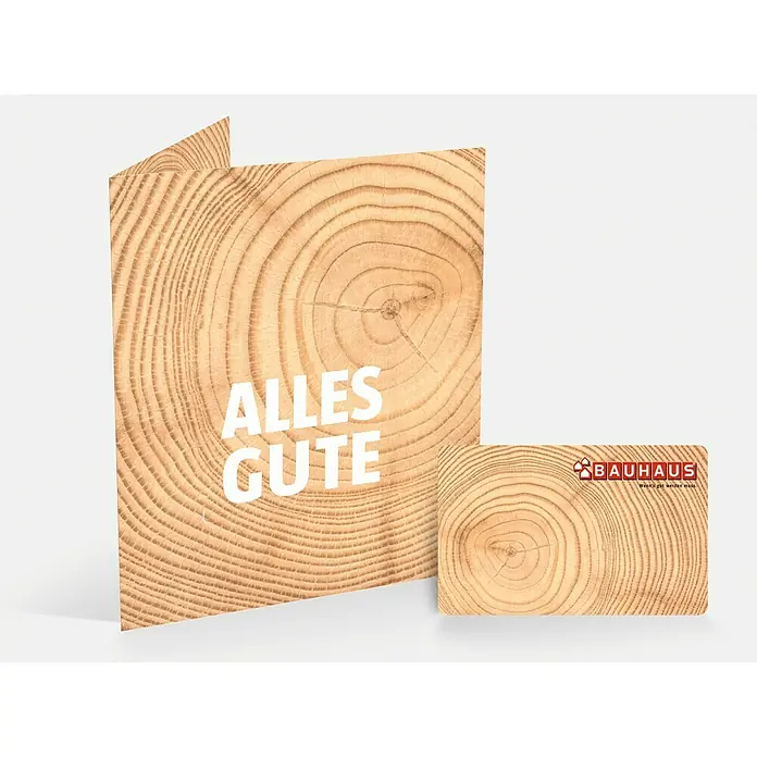 Gutscheinkarte - Per Postversand, 20 Euro, Holz - Eine Bauhaus-Geschenkkarte mit Holzmaserung-Design und Grußkarte "Alles Gute" für Bau- und Heimwerkerprojekte.