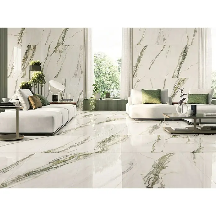 Feinsteinzeugfliese Calacatta - 60 x 120 cm, Weiß/Grün, Glänzend - Ein elegantes Wohnzimmer mit polierten Marmorfliesen in Weiß mit grünen Adern, die dem Raum einen luxuriösen und modernen Touch verleihen.