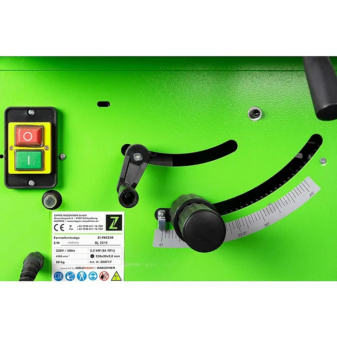 Zipper Tischkreissäge ZI-FKS250 - 2.200 W, Durchmesser Sägeblatt: 250 mm, Schnitttiefe bei 90 °: 74 mm - Nahaufnahme einer Zipper FKS250-Formatsäge, die Details wie Bedienelemente, Winkelverstellung und technische Daten auf dem Typenschild zeigt.