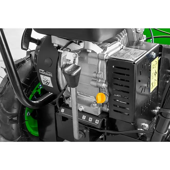 Zipper Raddumper ZI-RD300 - Motorbetrieben, Fassungsvermögen: 125 l - Detailansicht eines LONCIN Motors mit Bedienelementen und Hinweisschildern für den sicheren Gebrauch.